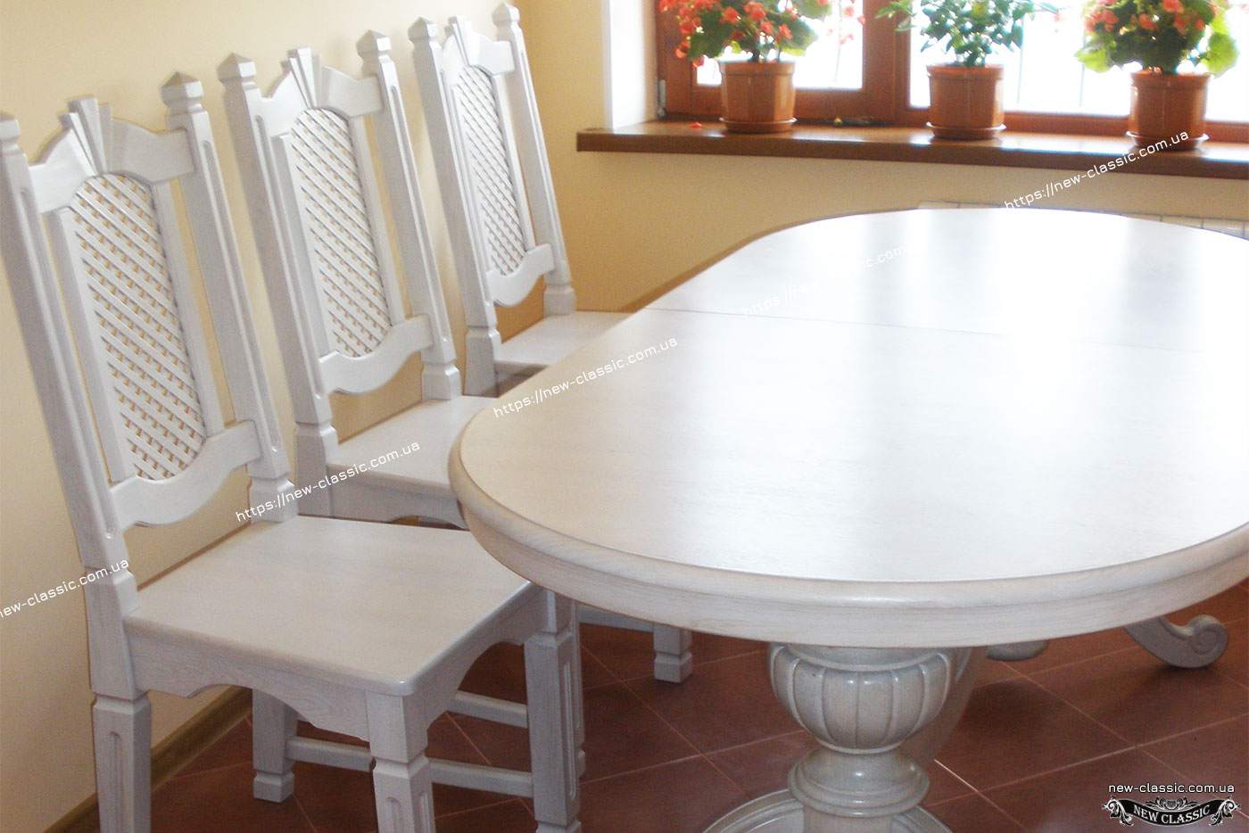 Білий стіл